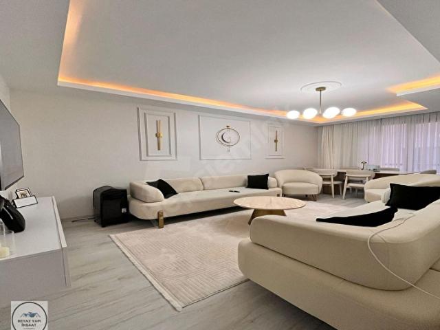 BEYAZ YAPIDAN YETKİLİ UYSAL CADDESİNDE KAPALI OTOPARKLI LUX 2+1