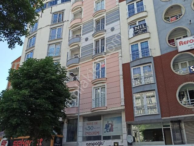 Beyaz Gayrimenkulden Cadde Üzeri Merkezde Kiralık Arakat 2+1