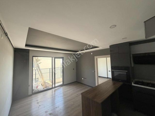 Beyaz Grup Gayrimenkul'den Caddeye Yürüme Mesafesinde Kiralık