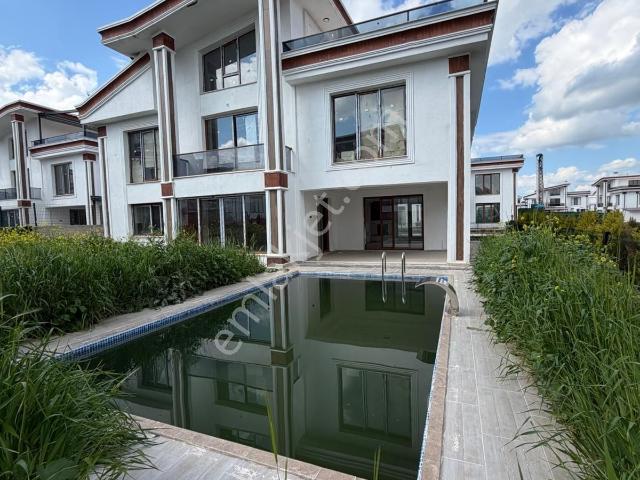 Beyazsaray Villalarında Ekstra Masraflı 7+1 Satılık Havuzluvilla
