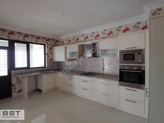 Beyhekim Mh. Azra Tatil Köyünde 4+1 200 M2 Net Satılık Daire