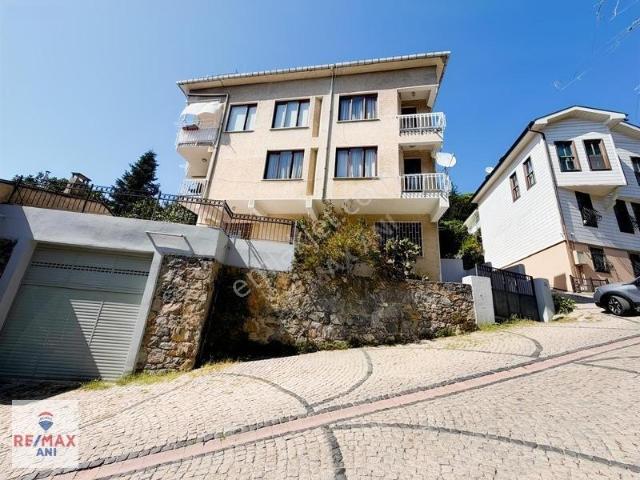Beykoz Anadolu Hisarı 'nda Yenilenmiş Kiralık 1+1 Bahçe Katı