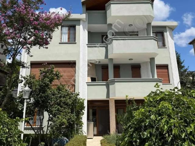 Beykoz Çavuşbaşında 644 M² Arsa İçinde Bahçeli 7+2 Villa