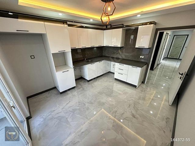 BEYLERBEYİNDEN ARA KAT KÖŞE CADDE DİBİ GENİŞ 3+1 DAİRE