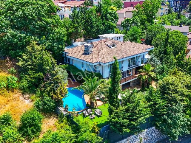 Beylerbeyi'nde Boğaz'a Yakın Nadir Bulunan Prestijli Lüks Villa