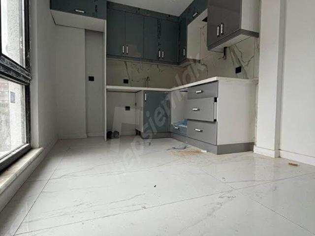 BEYLİKDÜZÜ YAKUPLU MAH MEDİLİFE HAS ARKASINDA EBEVEYN BANYOLU 2+1 DAİREMİZ
