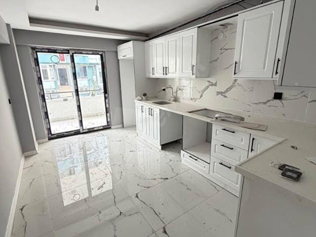 BEYLİKDÜZÜ CUMHURİYET MAH MERKEZİ KONUMDA METROBÜSE KOMŞU GENİŞ M2 Lİ 3+1 DAİREMİZ