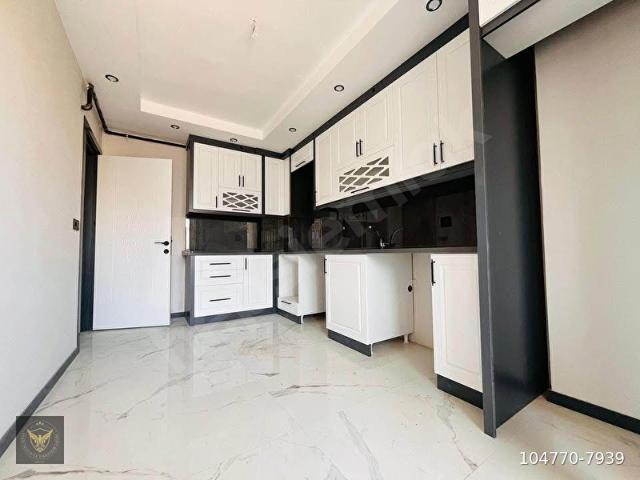 BEYLİKDÜZÜ CUMHURİYET MAHALLESİNDE AİLE OTURUMUNA UYGUN METROBÜSE KOMŞU 2+1 ARAKAT DAİREMİZ
