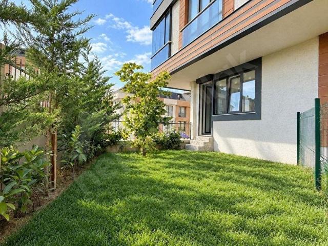 BEYLİKDÜZÜ MARMARA MAH. WEST MARİNA YANI BUTİK AİLE SİTESİ BAHÇE KULLANIMLI 2+1 SATILIK DAİRE
