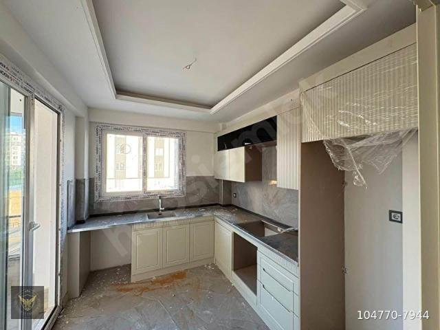 BEYLİKDÜZÜ OSB MAH MERKEZİ KONUMDA METROBÜSE KOMŞU SİTE İÇERİSİNDE KELEPİR 2+1 DAİREMİZ