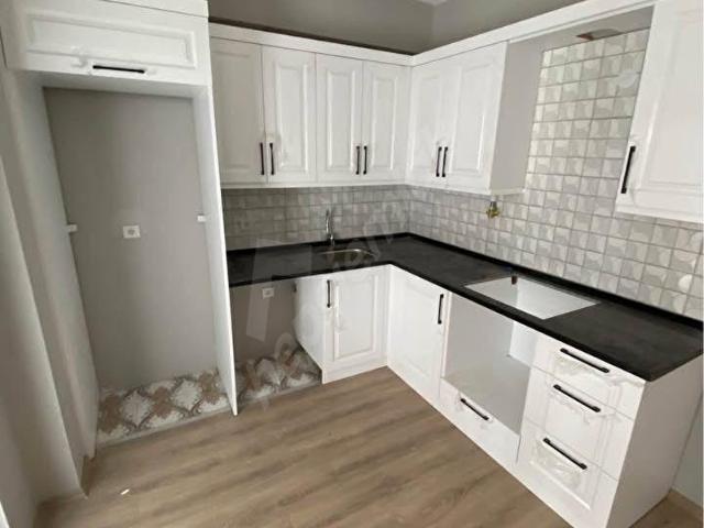 BEYLİKDÜZÜ OSB MAH MERKEZİ KONUMDA METROBÜSE YAKIN AMERİKAN MUTFAKLI 1+1 DAİREMİZ