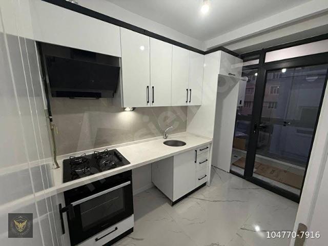 BEYLİKDÜZÜ OSB MAH AYRI MUTFAKLI KAPALI OTOPARKLI METROBÜSE KOMŞU 1+1 DAİREMİZ