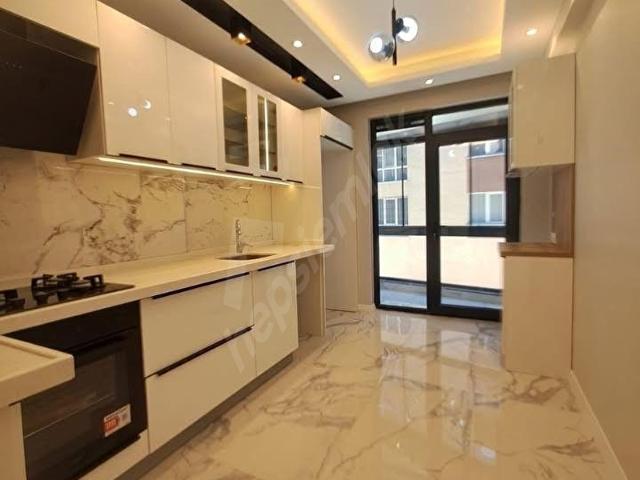 BEYLİKDÜZÜ OSB MAH AİLE OTURUMUNA UYGUN METROBÜSE KOMŞU 2+1 DAİREMİZ