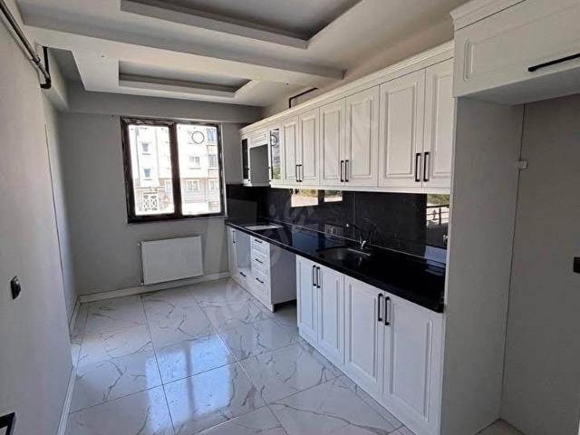 BEYLİKDÜZÜ OSB MAH AİLE OTURUMUNA UYGUN METROBÜSE KOMŞU 3+1 DAİREMİZ