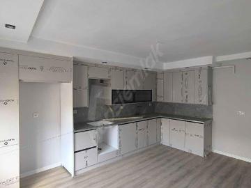 BEYLİKDÜZÜ OSB MAHALLESİNDE AMERİKAN MUTFAKLI AİLE OTURUMUNA UYGUN 2+1 DAİREMİZ