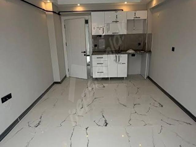 BEYLİKDÜZÜ OSB MAHALLESİNDE SİTE İÇİNDE METROBÜSE YAKIN AİLE OTURUMUNA UYGUN 1+1 DAİREMİZ