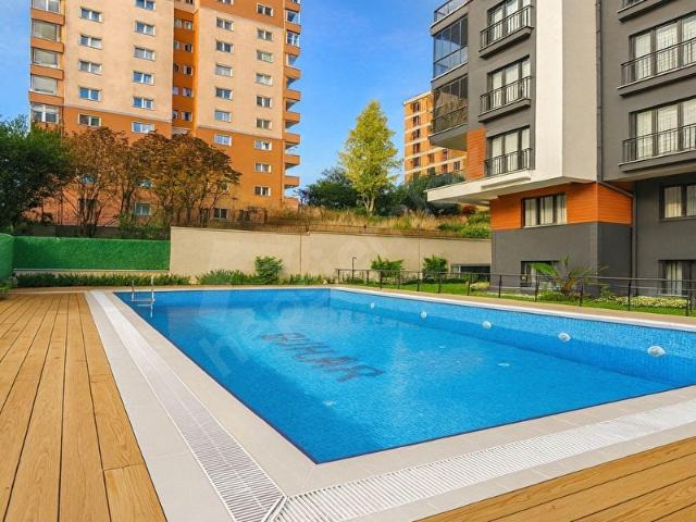 BEYLİKDÜZÜ'NDE HAVUZLU SİTE İÇERİSİNDE ARA KAT 2+1 SATILIK DAİRE