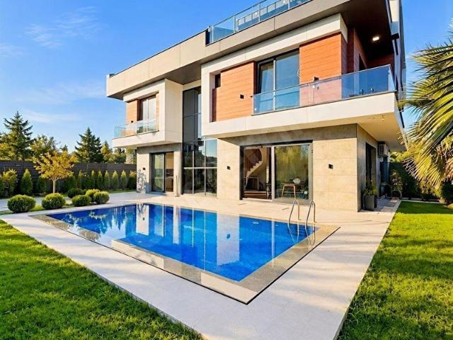 BEYLİKDÜZÜ'NDE MÜSTAKİL HAVUZLU GENİŞ LÜKS 6+2 SIFIR VİLLA