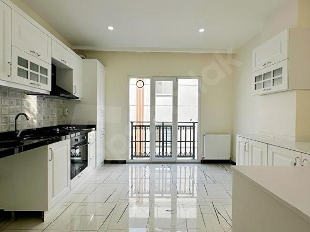 BEYLİKDÜZÜNDEN MARİNAYA YAKIN SIFIR DAİRE FIRSATI BORDO MAVİDE
