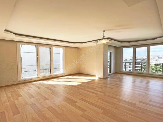 Beylikdüzü Marmara Mahallesinde Deniz Manzaralı 2+1 Geniş Cam Balkonlu Kiralık Daire