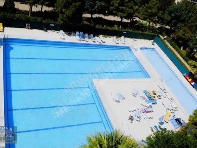 Beylikdüzü Metrobüse Yakın Havuzlu Site İçinde