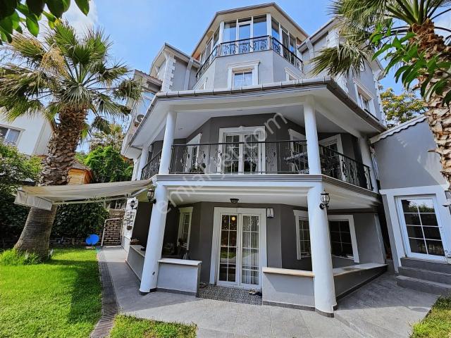 Beylikdüzü Adnan Kahveci Site İçerisinde 6+2 Lüks Forleks Villa