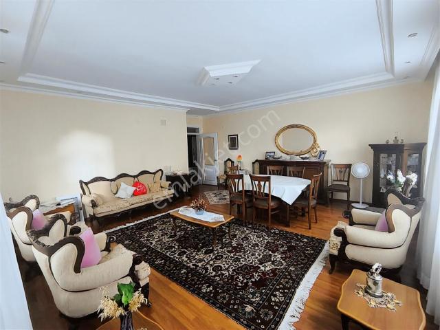 Beylikdüzü Barış Mah 3+1 180m2 Ara Kat Satılık Daire
