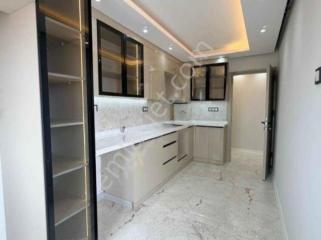Beylikdüzü Cumhuriyet Mahallesinde Merkezi Konumda Metrobüse, E 5 Yakın 3+1 Dairemiz