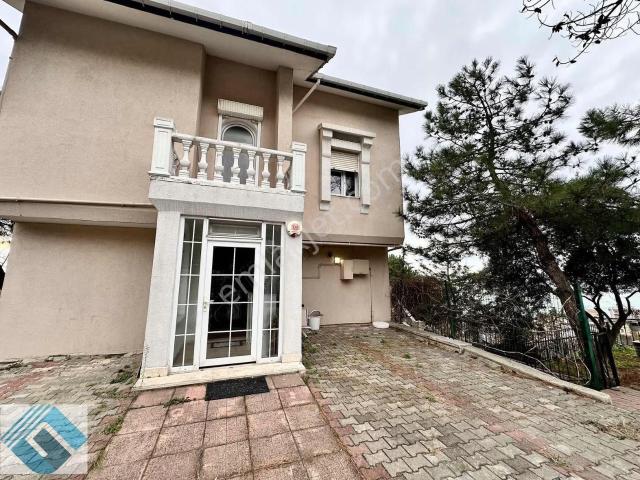 Beylikdüzü Gürpınar Sahilde Her Kattan Deniz Manzaralı Villa