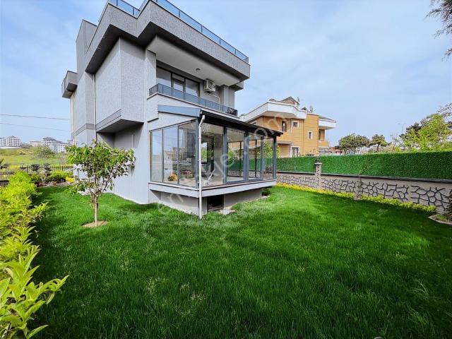Beylikdüzü Gürpınar'da Bahçeli Sıfır Müstakil Villa