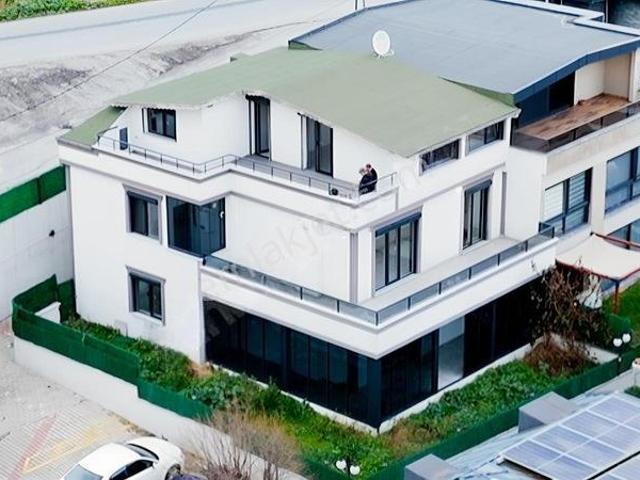 Beylikdüzü Gürpınar'da Deniz Manzaralı 3 Katlı 6+2 Teraslı Villa