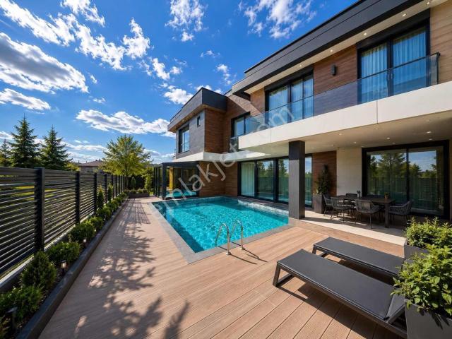 Beylikdüzü Gürpınarda Havuzlu Satılık 7+2 Villa