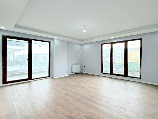 Beylikdüzü Kavaklıda Havuzlu Site İçi 4+2 180m² Satılık Dubleks
