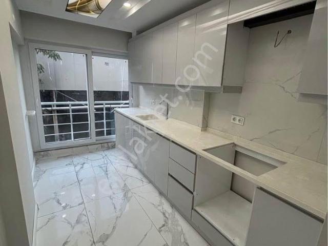 Beylikdüzü Yakuplu Mahallesinde Metrobüse Komşu 2+1 Dairemiz