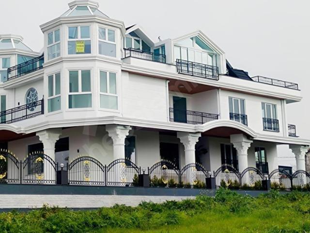 Beylikdüzü'de 750 m2 12+2 Lüx Satılık Malikne Villa Bina
