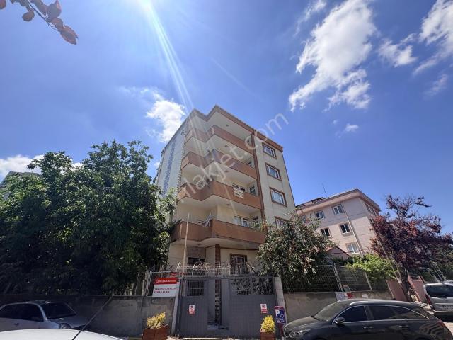 Beylikdüzü'nde Meydanda Tadilatlı 2 Balkonlu 3+1 180m² Daire