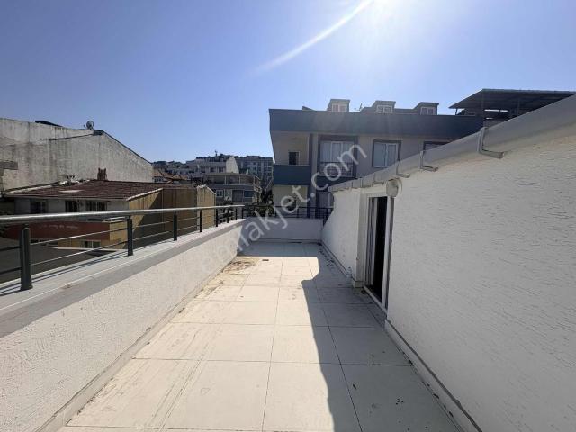 Beylikdüzü'nde Deniz Manzaralı Kiralık 2+1 Çatı Katı Daire