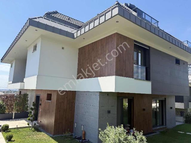 Beylikduzunde Kiralık 7+2 Villa