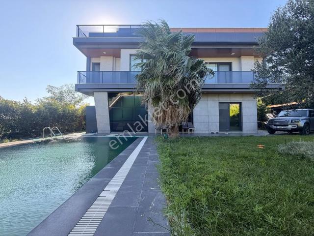 Beylikdüzünde Kiralık Ultra Lüks Galerialı 8+2 Triplex Villa
