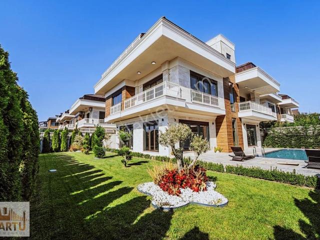 Beylikdüzünde Tam Müstakil Havuzlu Geniş Bahçeli Lüx Villa