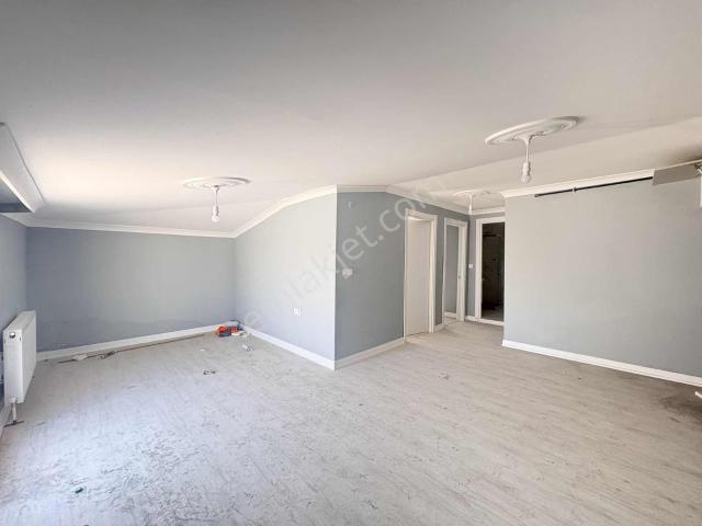 Beylikdüzü'nde Yakuplu Mahallesinde Kiralık 2+1 Çatı Katı Daire