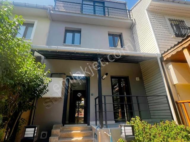 Beylikdüz Gürpınar'da Full Yapılı Site İçinde Villa