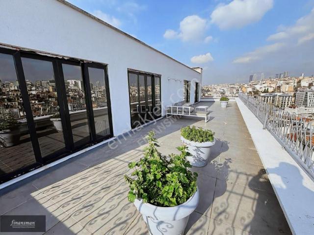 Beyoğlu Ömer Hayyam'da Teraslı Manzaralı Geniş Daire