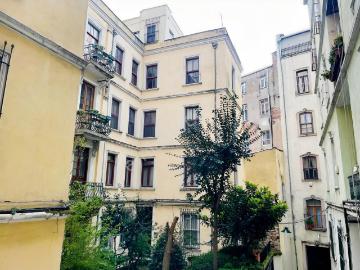 Beyoğlu Galata Salti Pasajında Tarihi Eser Satılık 2+0 Daire