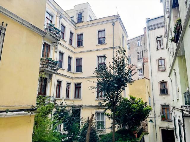 Beyoğlu Galata Salti Pasajında Tarihi Eser Satılık 2+0 Daire