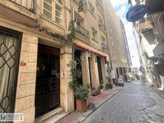 Beyoğlu Pera'da Kiralık 1+1, 90m2, Asansörlü Tarihi Bina
