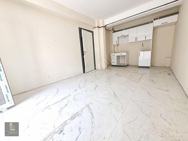 BEYOĞLUNDAN ŞİRİNTEPE ÖRME SOKAK YAKINI ARAKAT BALKONLU 1+1