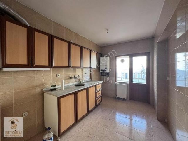 Beyoğlu'ndan Merkezi Lokasyonda Köşe Başı Güney Cephe 1.kat 3+1