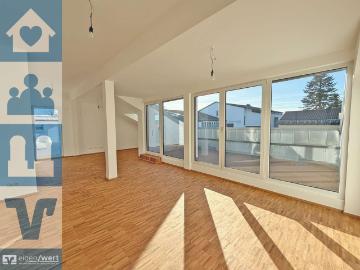 Bezug ab sofort! Großzügige 4 Zi. DG Neubauwohnung mit Loggia