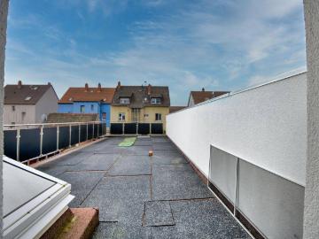 Bezugfsfreie 6 ZKBB mit XL Panoramaterrasse & Gemeinschaftsgarten | Gepflegtes 2FH mit Garage